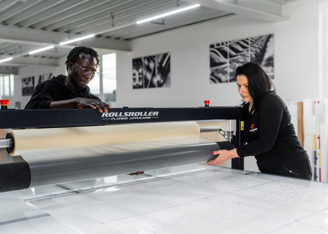 Effiziente Folienapplikation mit dem Rolls Roller – Leistungsboost für die Sicherheitskennzeichnung